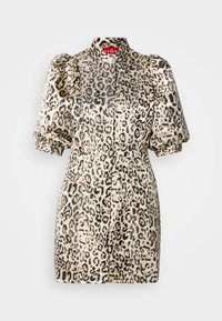 Sukienka w zwierzęcy wzór w beżowym kolorze z czarnymi cętkami lamparta; posiada bufiaste rękawy, wysoki kołnierz oraz dopasowany fason zapinany na guziki.