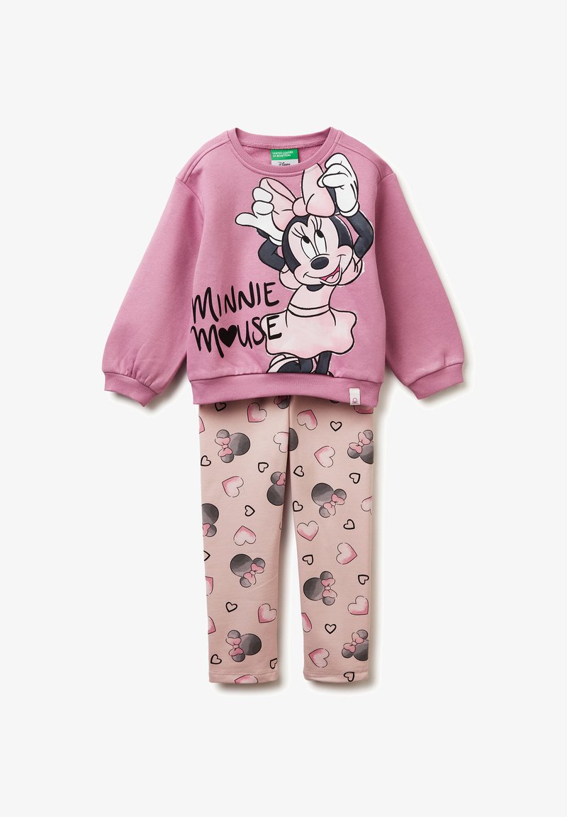 Różowy sweter z grafiką "Minnie Mouse" i długim rękawem, w połączeniu z różowymi legginsami z wzorami serc i motywem Minnie Mouse.