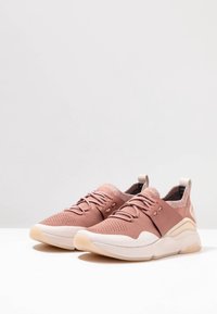 Różowe dziane trampki z teksturowaną cholewką, gładką gumową podeszwą i tonowymi skórzanymi akcentami. Posiadają pętelkę do zakupu oraz mocne sznurówki.
