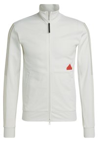 Vit zip-jacka med hög krage, med ribbade muddar och nederkant, två sidofickor och en röd triangulär logotyp på bröstet.