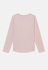 Langarmshirt aus weichem pinkfarbenem Stoff, mit rundem Ausschnitt und lockerem Schnitt, ohne sichtbare Muster oder Verzierungen.