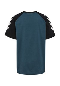 Kortärmad T-shirt med en teal kropp, svarta raglanärmar och vita ränder på axlarna. Tillverkad av ett mjukt, andningsbart tyg.