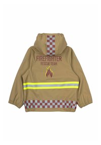 Giacca impermeabile beige con cappuccio, dotata di strisce riflettenti gialle, dettagli a scacchi rossi e grigi, e con la scritta "TEAM DI SOCCORSO DEI VIGILI DEL FUOCO" stampata sul retro.