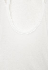 Canotta bianca senza maniche realizzata in tessuto morbido e texturizzato. Presenta un collo arrotondato e liscio e un design leggero e traspirante.