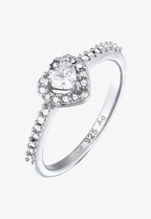 Silberring mit einem herzförmigen, klaren Stein, umgeben von kleineren klaren Steinen auf einem polierten Band, gekennzeichnet mit 925 für Sterlingsilber.