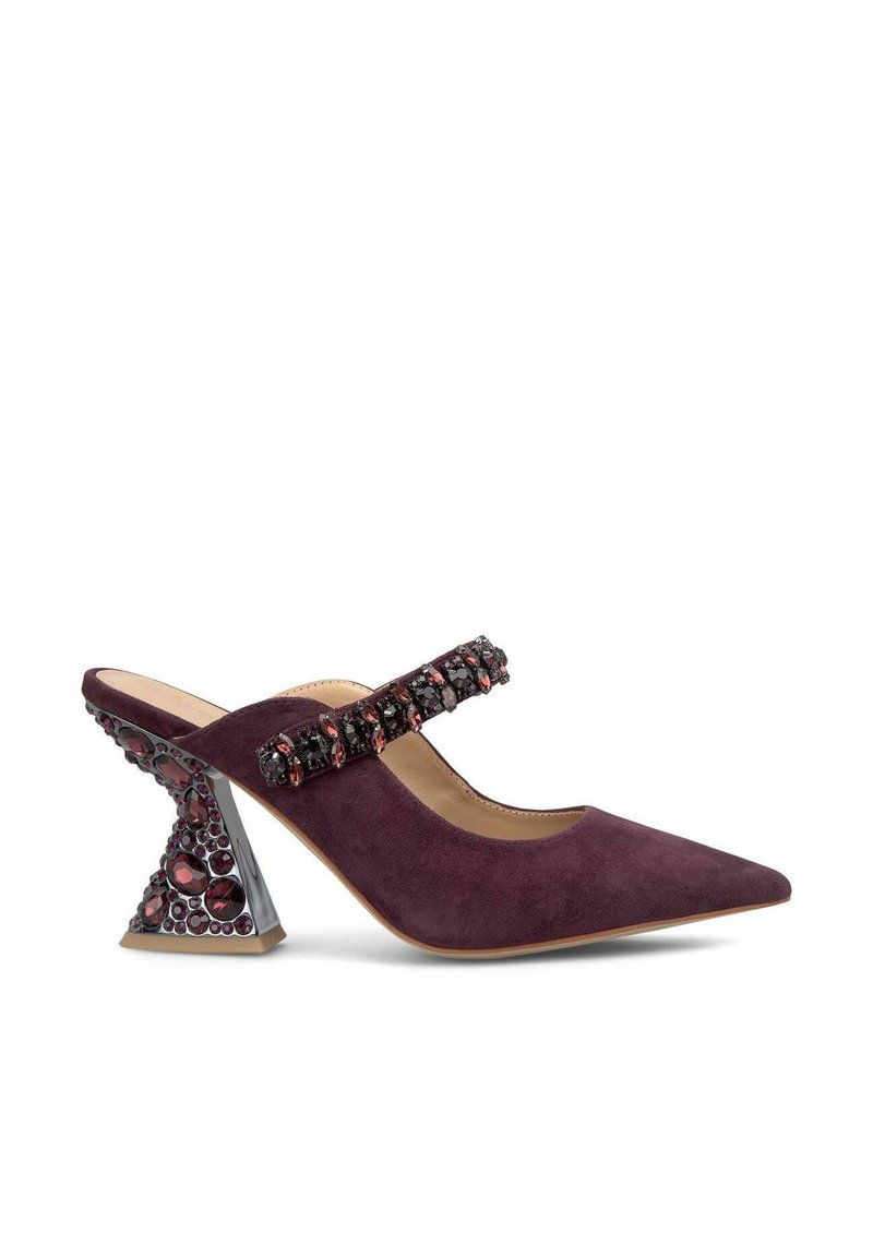 Mule in suede bordeaux con tacco alto e punta affilata, dotate di una fascia con gioielli e un tacco scolpito e sfaccettato decorato con pietre.