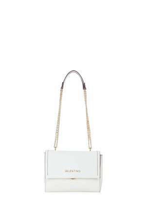 Sac à épaule blanc Valentino avec bandoulière chaîne dorée et fermeture à rabat, avec petit logo doré au centre avant.