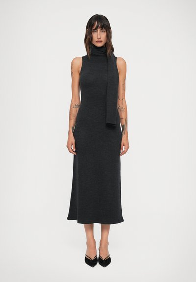 Robe sans manches gris foncé à col montant avec un détail écharpe intégré. Confectionnée dans un tissu doux, elle présente un corsage ajusté et une jupe évasée.