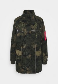 Maskáčová bunda tmavě zelené barvy s květinovými vzory, cekinovými ozdobami, předními kapsami, stahovací šňůrkou v pase a vysokým límcem.