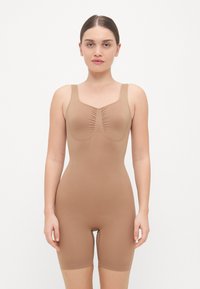 Brauner Body mit passgenauer Silhouette, quadratischem Ausschnitt und breiten Trägern. Glattes, dehnbares Material mit subtilen Raffungen an der Brust.