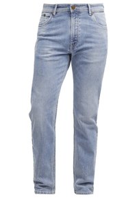 Vaqueros de mezclilla azul claro con diseño de pierna recta, cinco bolsillos, cierre con botón metálico y sutiles marcas de desgaste en la parte delantera.