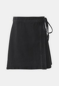 Falda envolvente de denim negro con cintura ajustable. Presenta un corte recto, dobladillo limpio y una sutil textura del tejido. Sin patrones visibles ni embellishments.