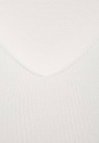 Vitt ribbat stickat tyg med V-ringning. Mjuk textur, lätt vikt och subtil lyster i en enfärg. Inga ytterligare mönster eller detaljer.