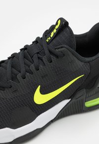 Nike Performance AIR MAX ALPHA TRAINER 5 - Sapatilha de treino - black/volt