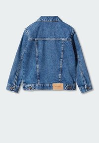 Džínová bunda v středně modré barvě, s límečkem, dlouhými rukávy a rovný střih. Zahrnuje značkovou koženou nášivku na zadním lemu.