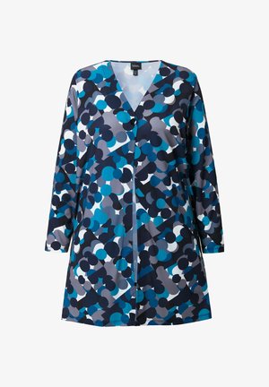 Blusa multicolor con patrones circulares en azul, marino y gris, escote en v, mangas largas, cierre delantero con botones y tejido suave y liso.