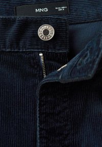 Mornarski kord pant, z vertikalnimi ridkami, z metalnim gumbom in zadrgo; oznaka označuje velikost EU 36 / USA 4 / MEX 3.