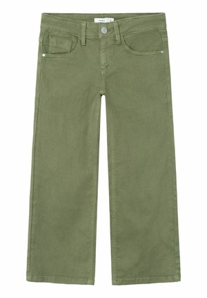 Pantalon large vert olive avec bouton sur le devant, fermeture éclair, passants pour ceinture et design à cinq poches, posé à plat sur un fond blanc.