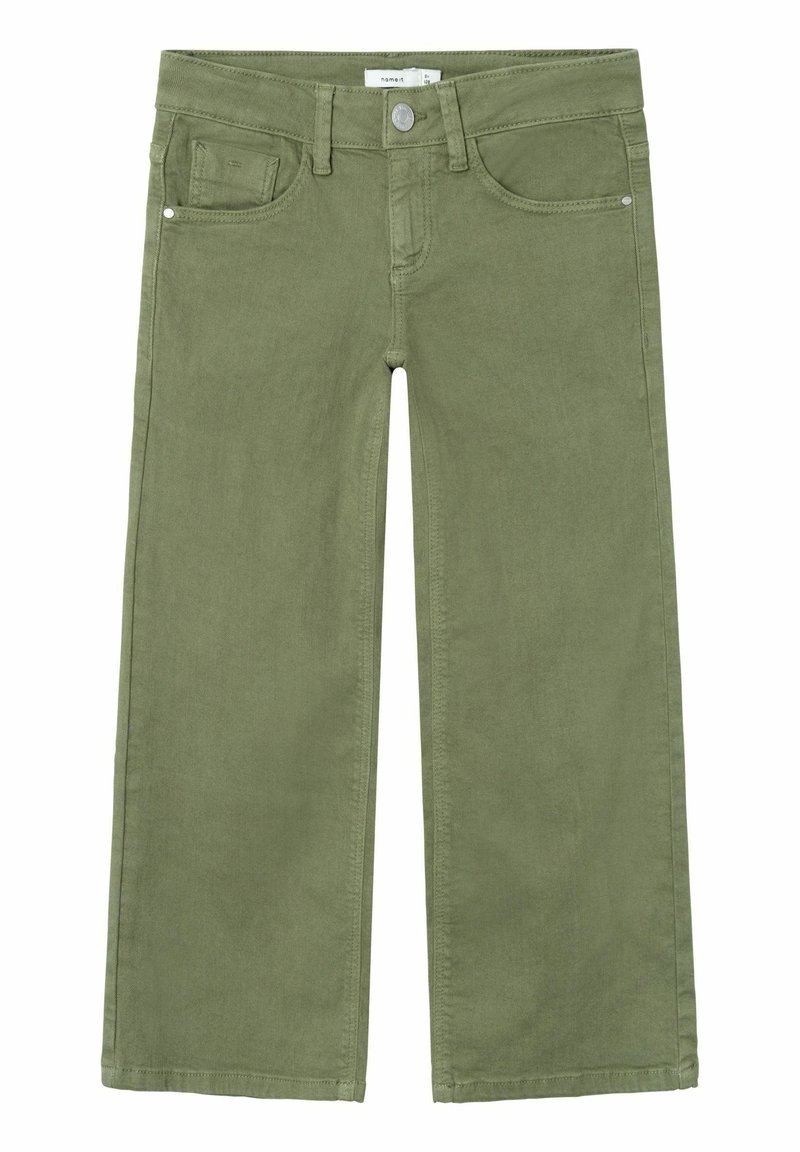 Pantalon large vert olive avec bouton sur le devant, fermeture éclair, passants pour ceinture et design à cinq poches, posé à plat sur un fond blanc.