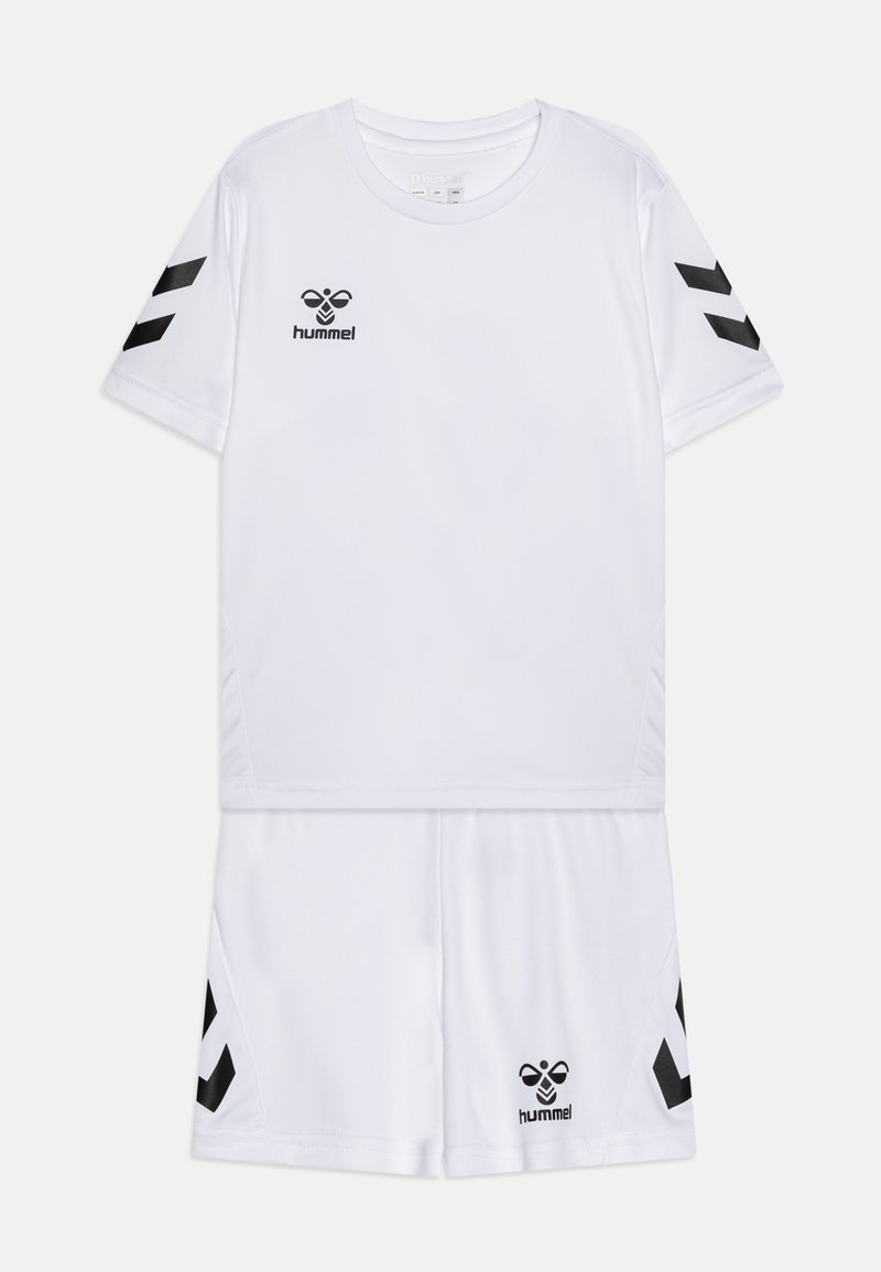 Ensemble de maillot de sport à manches courtes et de shorts blancs. Présente des accents en chevron noirs sur les manches et les shorts, conçu en tissu léger.
