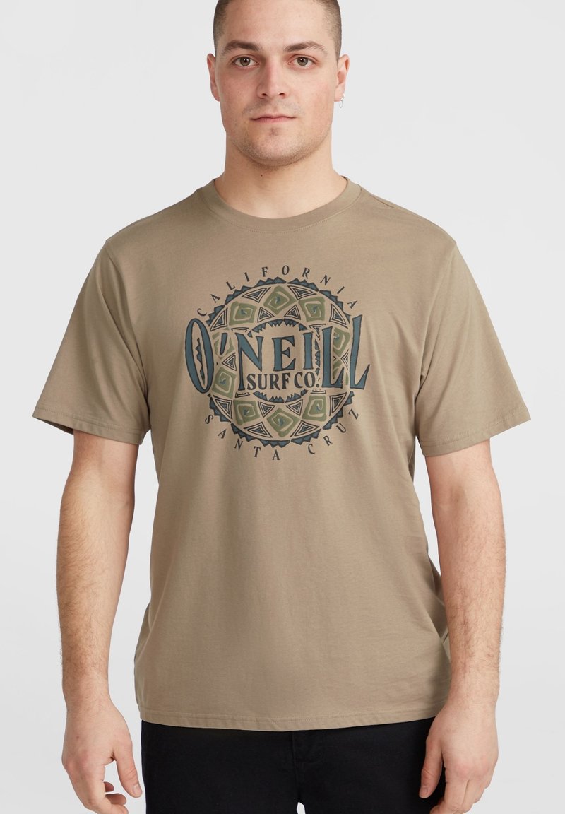 Camiseta de algodón beige con un gráfico circular en azul y verde con el texto "O’Neill Surf Co.", mangas cortas y cuello redondo.