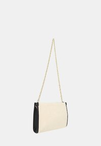 Borsa in pelliccia sintetica beige con dettagli in pelle nera e tracolla in oro, forma rettangolare, texture liscia e senza motivi visibili.