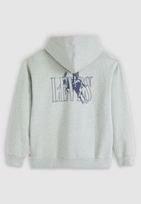Un sweat à capuche gris en tissu doux portant un grand logo "LEVI'S" imprimé en bleu foncé au dos, avec une capuche et des poignets côtelés.