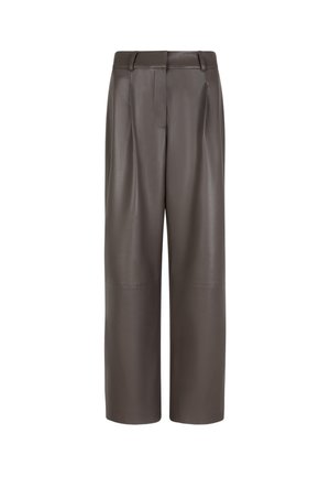 Bruine leren broek met een ontwerp met brede pijpen, voorzien van plooien, een gladde textuur en een tailleband met een knoopsluiting.