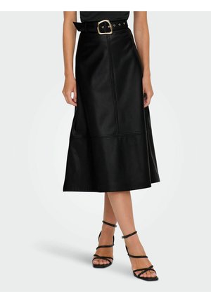 Jupe midi en simili cuir noire avec une silhouette évasée, dotée d'une large ceinture avec une boucle en or et des détails de couture visibles.