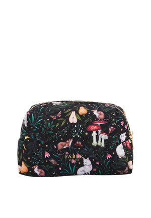 Schwarze Kosmetiktasche mit Blumen-, Maus-, Pilz- und Birnenillustrationen und goldenem "Fable England" Logo auf der Vorderseite, Reißverschluss oben.