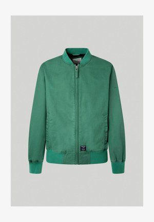 Zielona kurtka bombowca wykonana z gładkiego materiału, z zamkiem błyskawicznym z przodu, ściągaczami przy mankietach i dolnym wykończeniu oraz bocznymi kieszeniami. Metka na dole po lewej stronie.
