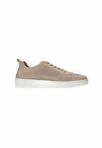 Beige Stricksneaker mit strukturiertem Obermaterial, runder Spitze, flachen Schnürsenkeln und einer weißen, leicht erhöhten Sohle.