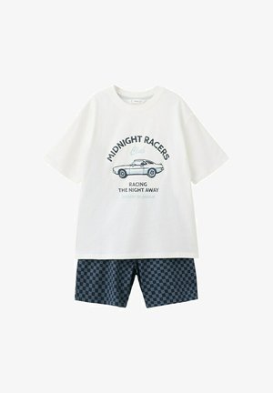 Bijela majica kratkih rukava s natpisom "Midnight Racers Club" i grafikom klasičnog automobila u kombinaciji s tamnoplavim i crnim kariranim kratkim hlačama.