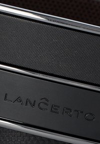 Czarny pasek materiałowy z gładkim, strukturalnym skórzanym paskiem z wypukłym wzorem, wykończony chromowanymi detalami i wytłoczonym logo "LANČERTO".