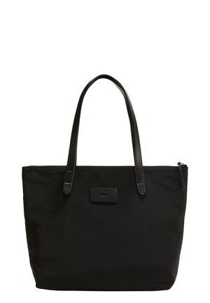 Czarna torba na ramię z nylonu z dwoma czarnymi skórzanymi uchwytami, zamykana na zamek błyskawiczny na górze, z małą naszywką z logo z przodu. Prosty, prostokątny kształt.