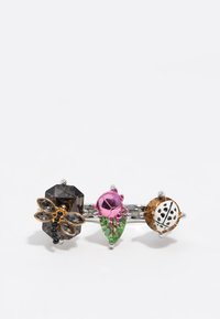 Conjunto de tres anillos con piedras preciosas negras, rosas y verdes con diseños de insectos; incluye acentos dorados y un motivo de mariquita manchada.