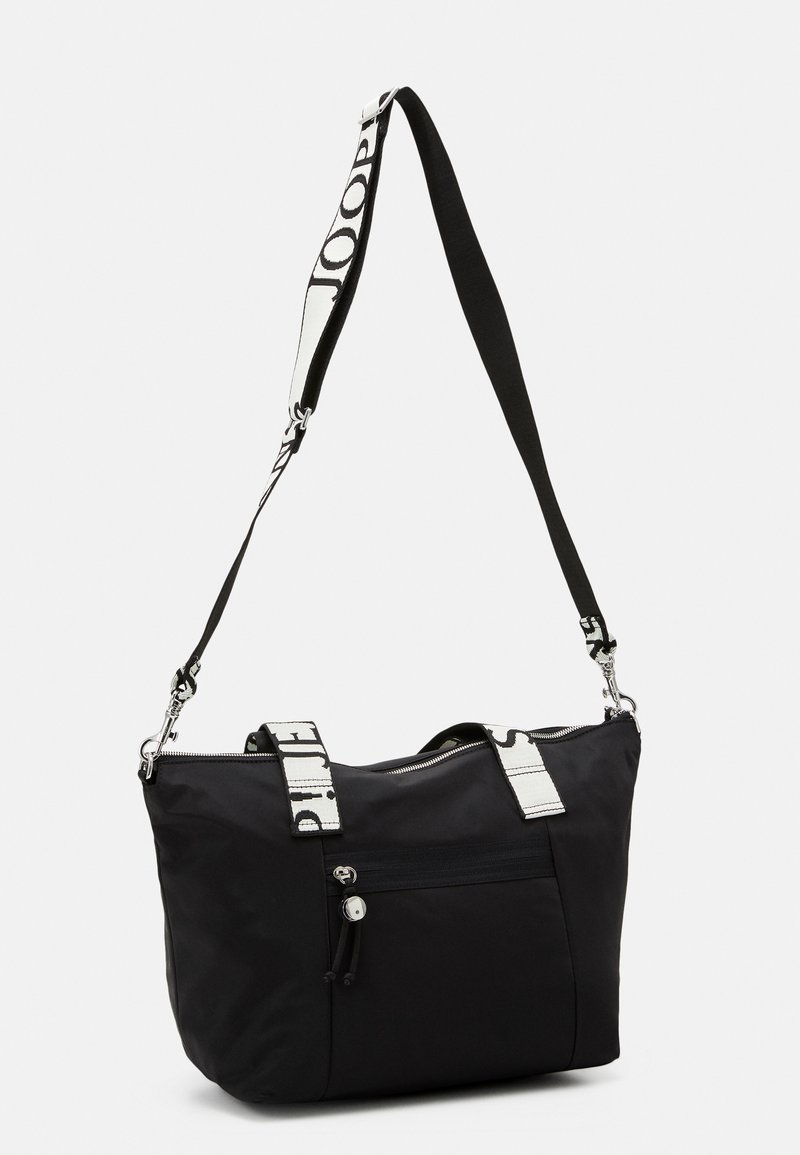 Schwarze Stofftasche mit zwei Griffen, verstellbarem gemustertem Schultergurt, Reißverschluss und externem Reißverschlussfach. Glatte Textur.