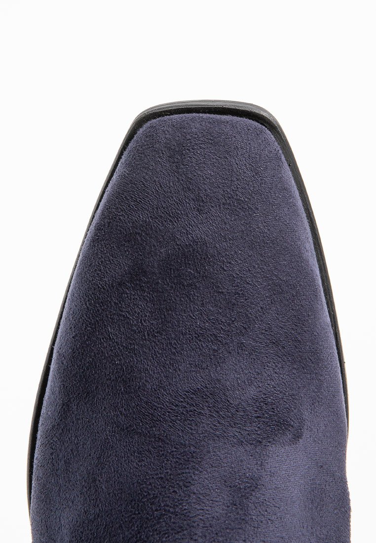 Navyblaue Wildlederschuhe mit einer glatten Textur, viereckiger Spitze und schwarzer Außensohle. Keine sichtbaren Verzierungen oder Beschläge.