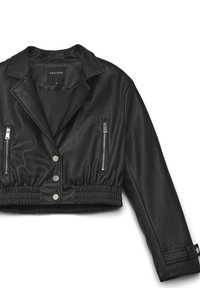 Schwarze, kurz geschnittene Jacke aus Kunstleder mit Reverskragen, zwei Reißverschlusstaschen, Druckknöpfen und elastischem Bund.