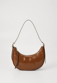 Borsa a mano in pelle marrone con una forma curva, dotata di una singola tracolla lunga e chiusura con zip. Texture liscia e lucida con dettagli minimi.