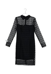 Schwarzes Spitzenkleid mit langen Ärmeln, Kragen, floralem Muster und gewelltem Saum. Leichtes, halbtransparentes Material.