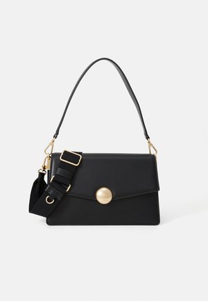 Sort læderhåndtaske med et struktureret design, der har en clasp i guldtonet og en aftagelig rem til alsidig brug. Glat tekstur, minimale accenter.