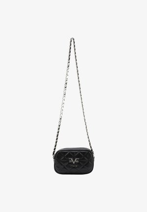 Schwarze gesteppte Umhängetasche mit silberfarbener Kettenriemen, abgerundete rechteckige Form, Logodetails und Reißverschlussverschluss.