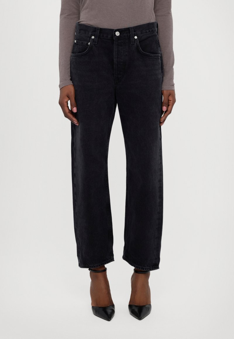 Zwarte wijde jeans gemaakt van denim, met voorzakken, een knoop- en ritssluiting, en een licht vervaagde textuur.