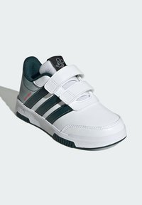 Biele tenisky s tmavozelenými akcentmi, s tromi pruhmi, suchým zipsom a textúrovanou gumovou podrážkou, ozdobené logom Mickey Mouse.