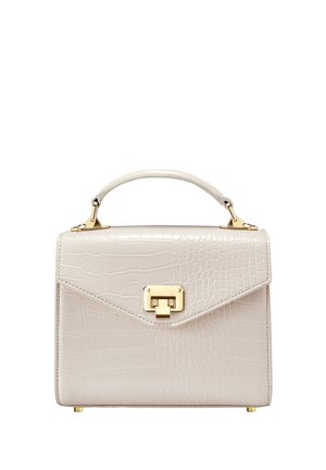 Sac à main beige en simili-crocodile, de forme structurée, avec une poignée supérieure et des accessoires en or. Il dispose d'un rabat avant avec un fermoir.
