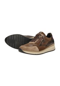 Bruine suède sneakers met textuuraccenten, voorzien van een veterontwerp, ritsluiting en een contrasterende zwarte rubberen zool.