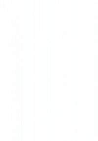 Nærbillede af en beige kop fyldt med mørk kaffe på en underkop, hvilende på en træskive på en lys overflade.