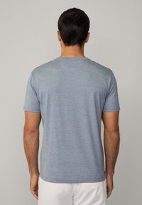 Tričko s krátkým rukávem v světle modré barvě s ribbed texturou a jemnými horizontálními pruhy. Klasický design s kulatým výstřihem bez viditelných log.