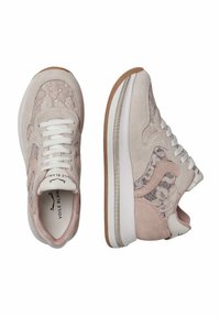 Sneaker rosa chiaro con dettagli in suede e pizzo, lacci bianchi e suola intermedia bianca. Presenta una suola in gomma testurizzata e accenti sottili.